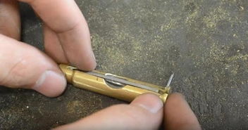 用子弹做刀 佩服 牛人用子弹壳手工制作了一把造型独特的小刀